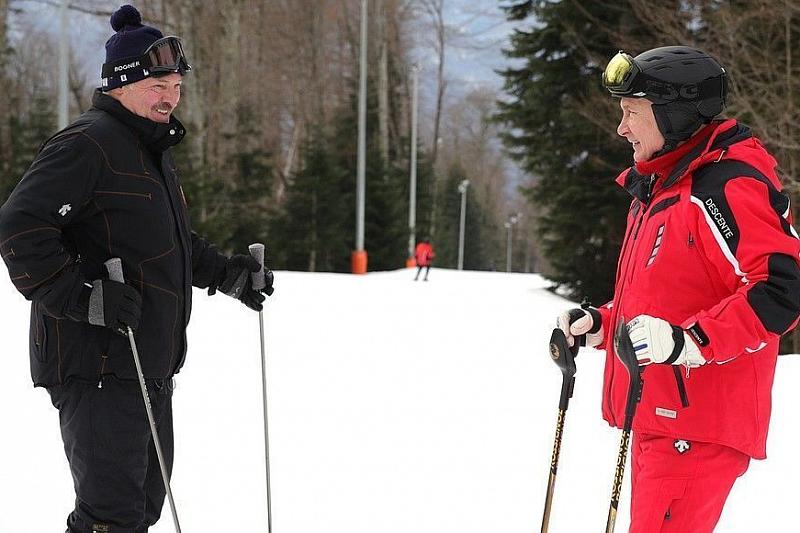 Путин и Лукашенко покатались на горных лыжах в Сочи 