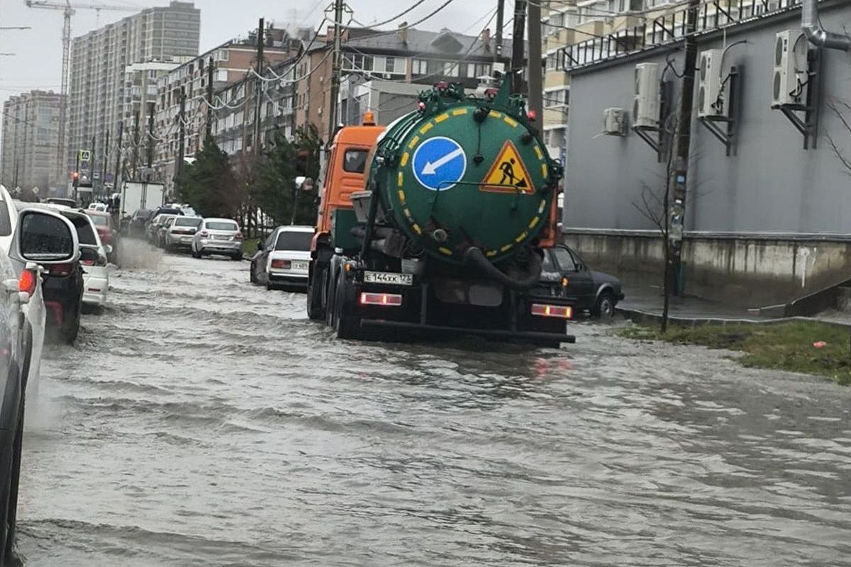 Водооткачивающая техника работает на улицах Краснодара