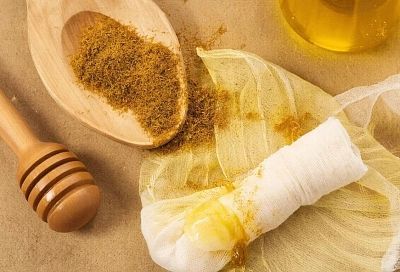 "Три ложки" при ноющих суставах: компресс из горчицы, мёда и масла за 5 минут - для согревающего эффекта