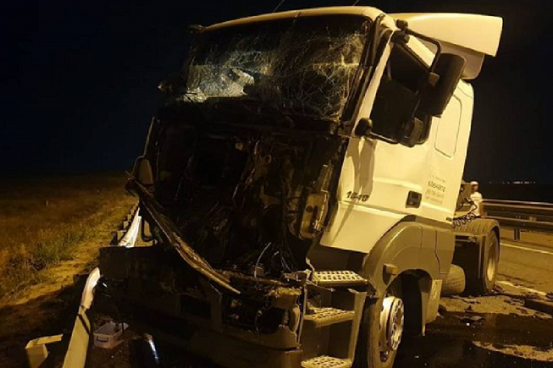 Смертельное ДТП с участием двух грузовиков произошло в Темрюкском районе