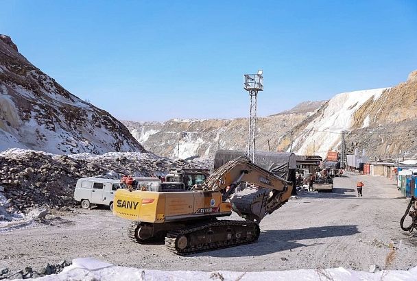 Четвертые сутки пытаются спасти заблокированных под завалами в шахте рабочих в Амурской области