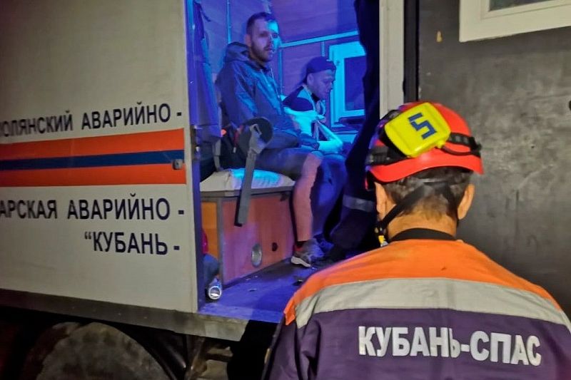 В Сочи спасатели эвакуировали с перевала Аишхо-1 пострадавшего туриста и его друга