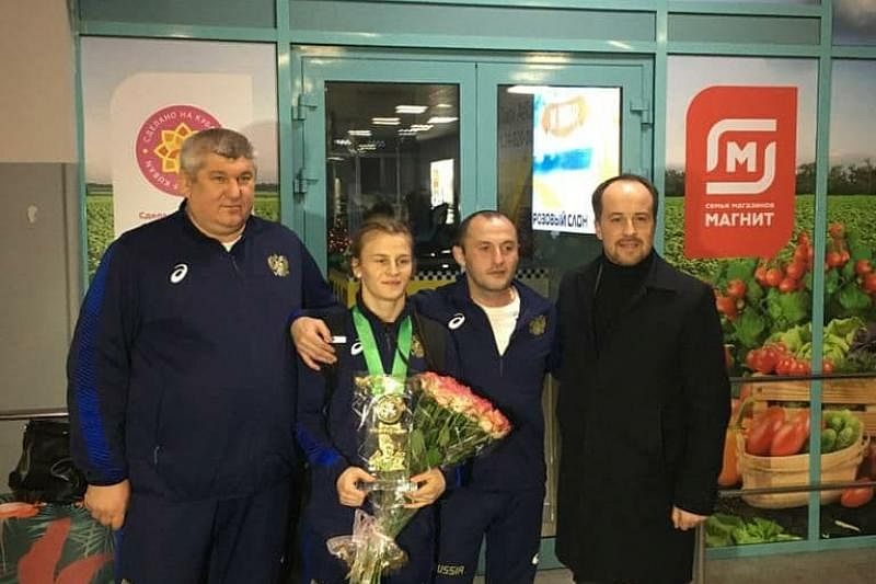 Победительницу Кубка мира по спортивной борьбе встретили в аэропорту Краснодара