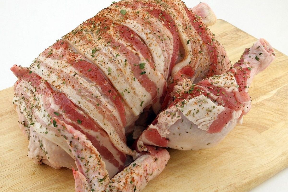 Эту курицу обожают все! И вы тоже полюбите и будете всегда ее жарить только так - в «шубе» из ветчины и специй 