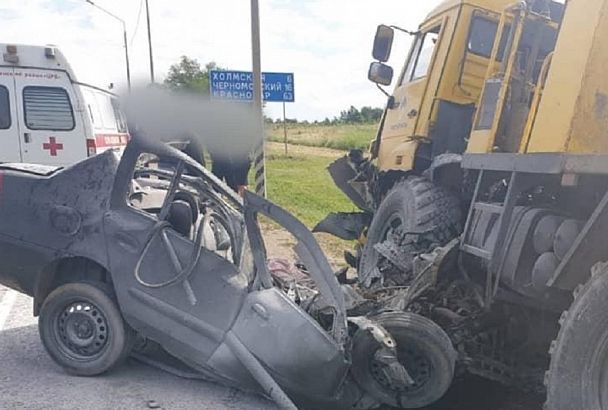 В Абинском районе погиб водитель иномарки, врезавшейся на встречке в КамАЗ