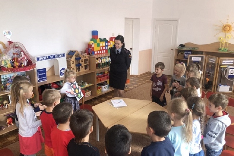 В Краснодарском крае автоинспекторы посетили детские сады во Всемирный день ребенка