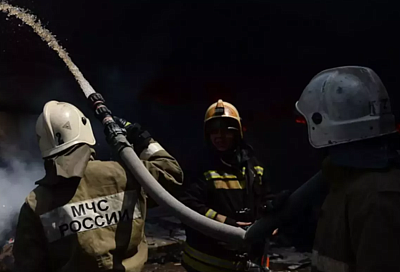 Около 250 пожарных тушат возгорание на морском терминале в Туапсе после ночной атаки БПЛА 