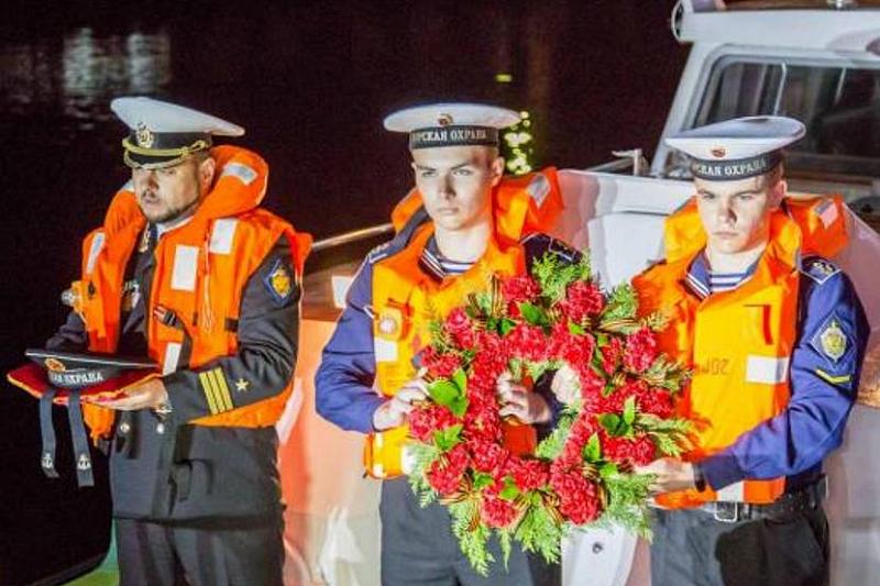 Церемония возложения венка памяти и бескозырки на воду в память о погибших моряках-пограничниках