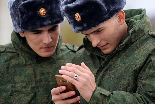 Военным в России запретили пользоваться смартфонами на службе