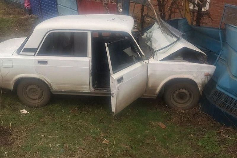 На Кубани лишенный прав 82-летний водитель ВАЗа врезался в забор дома. Он погиб