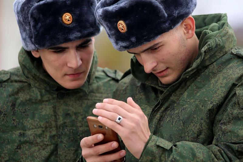 Военным в России запретили пользоваться смартфонами на службе