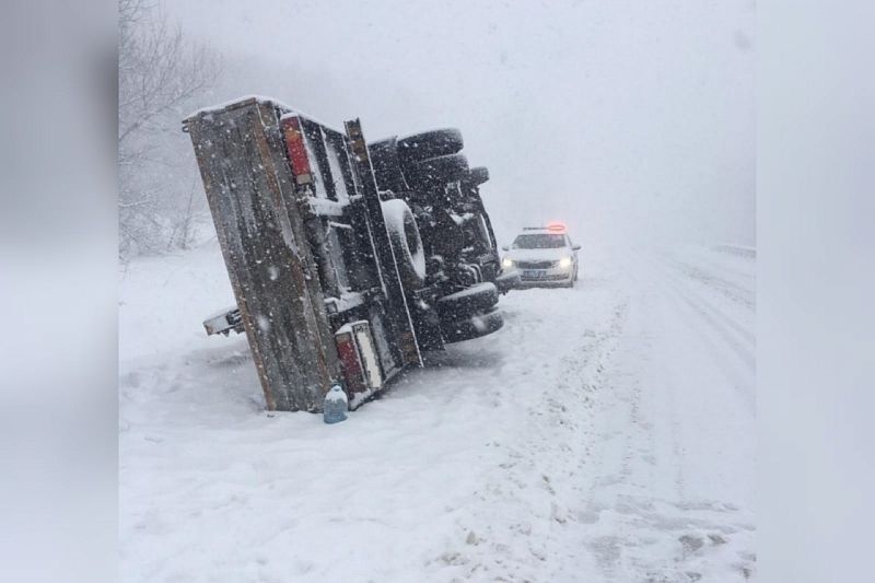 Сотрудники ГИБДД оказали помощь замерзавшему на трассе водителю опрокинувшегося грузовика