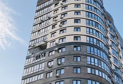 Опубликованы кадры последствий попадания БПЛА по многоэтажке в Краснодаре