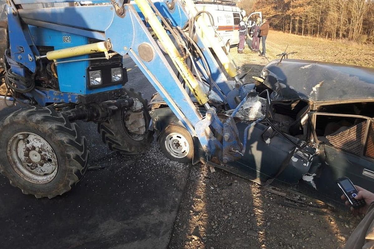 В Краснодарском крае трактор раздавил легковушку. Водитель госпитализирован