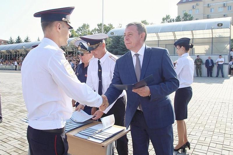 Выпускники Краснодарского университета МВД РФ получили дипломы и нагрудные знаки
