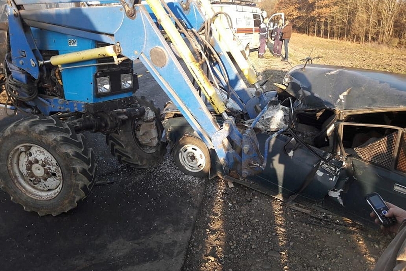 В Краснодарском крае трактор раздавил легковушку. Водитель госпитализирован