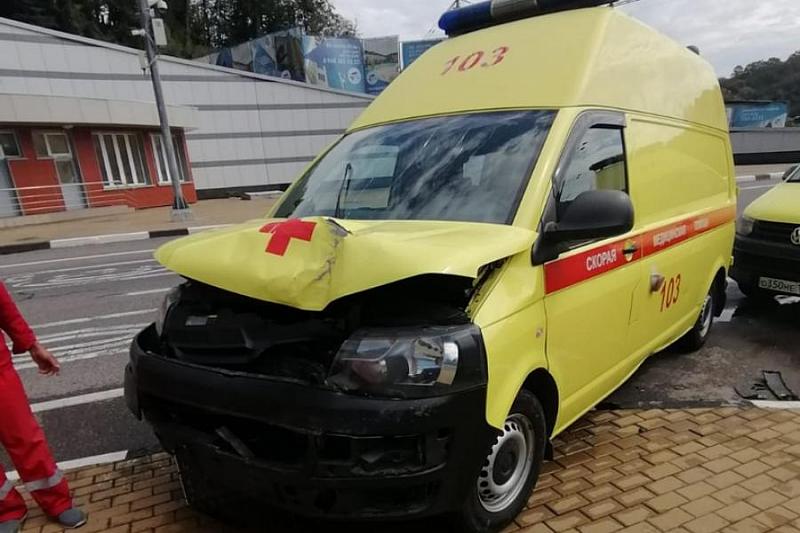 В Сочи иномарка столкнулась с каретой «скорой помощи» с пациентом в салоне