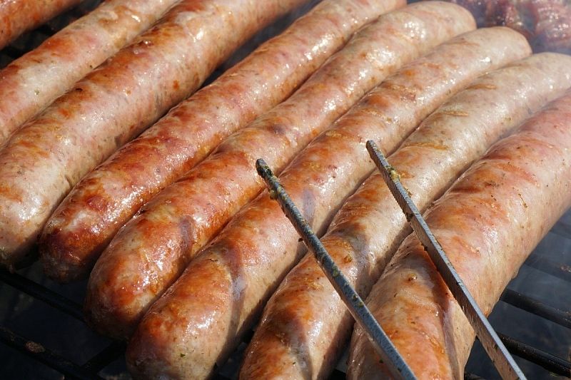 Лучше приготовить самим: магазинные сосиски и колбасы могут привести к развитию рака