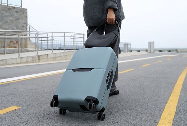 Кататься запрещено: в Японии женщину задержали за вождение чемодана на колесиках без водительских прав