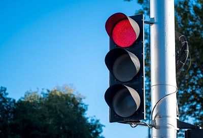 Оживленные перекрестки Краснодара оснащают светофорами со светодиодными опорами