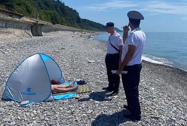 Голых туристов ловят полицейские на пляжах в Сочи