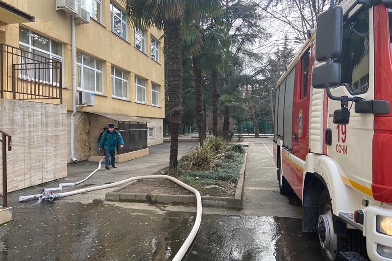 В Сочи потушили пожар в здании средней школы