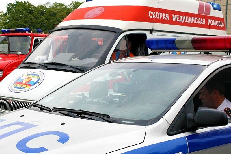 В Краснодаре произошло ДТП с участием 3 автомобилей. Пострадали 2 человека
