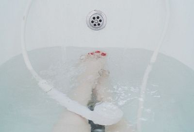 Не рискуйте: какой температуры должна быть вода в кране, когда вы принимаете душ летом