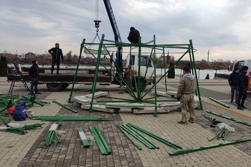 Новый год близко: в Краснодаре начали устанавливать городские елки
