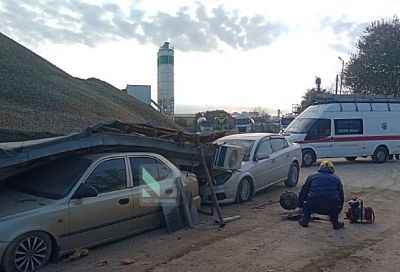 Стена обрушилась в хозяйственном корпусе здания в Краснодаре. Под завалами находится женщина