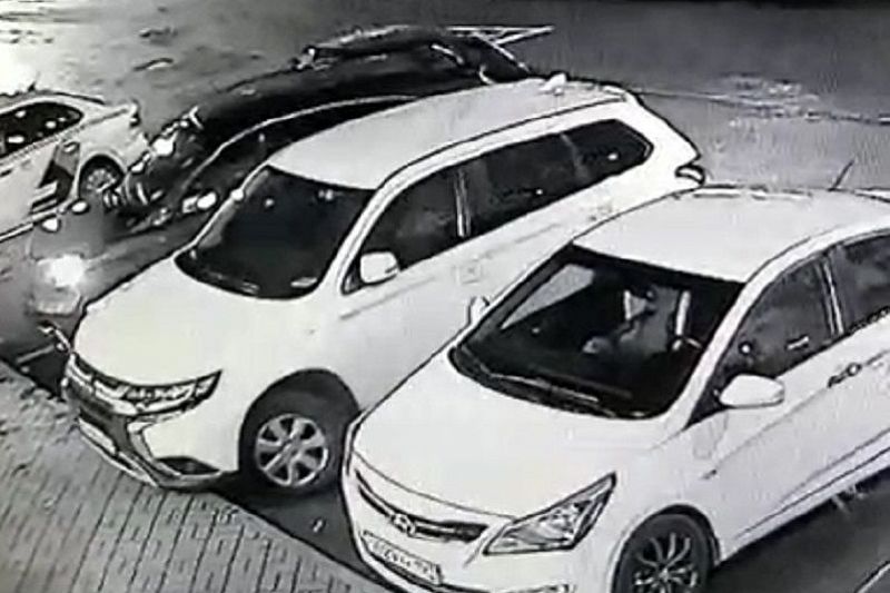 Врезался в припаркованные авто и скрылся: полиция разыскивает водителя легковушки