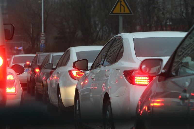 сколько в среднем времени за свою жизнь тратит российский автомобилист в пробках