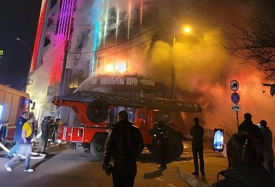 50 человек эвакуировали, 10 спасли: в МЧС рассказали подробности пожара в здании с рестораном и отелем в Краснодаре