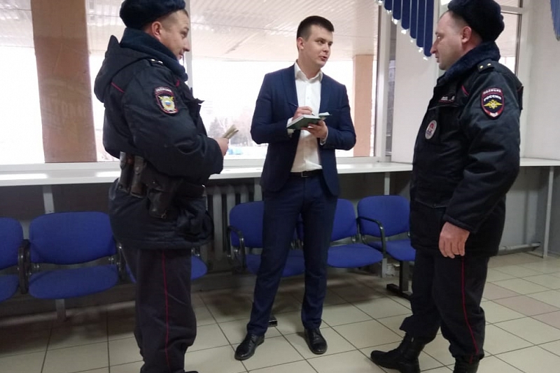 В Краснодаре общественник проверил обеспечение полицейскими безопасности на турнире по боксу