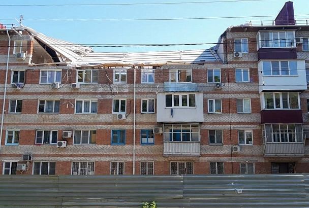 Временная кровля на пострадавшей от хлопка газа пятиэтажке в Краснодаре протекла во время ливня