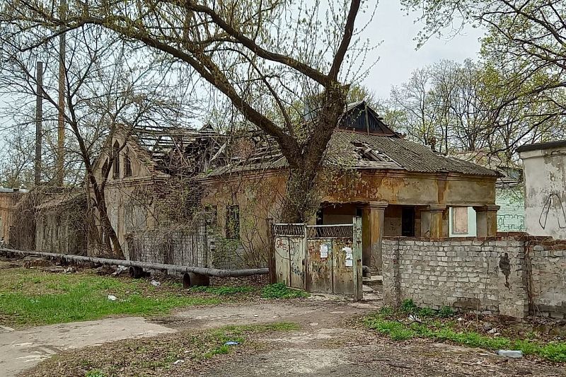 Типичные пейзажи Путиловки: разрушенные дома и вокруг ни души.    