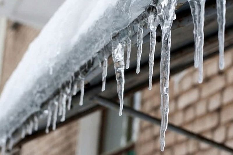 Краснодарцев предупредили об опасности ледяных навесов на крышах зданий