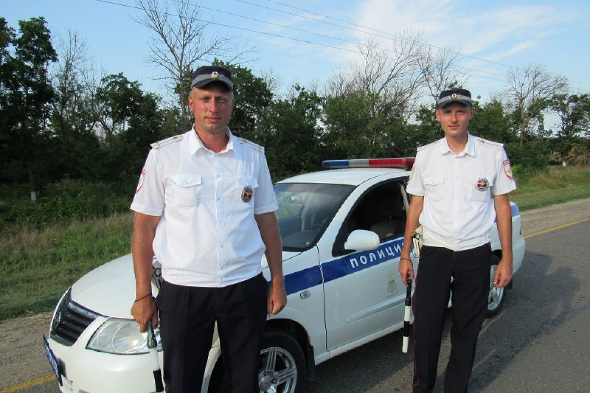 В Ейске сотрудники ДПС помогли доставить в больницу ребенка в тяжелом состоянии