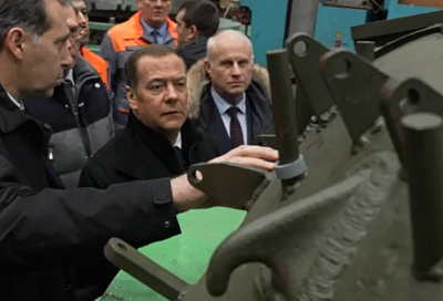 Медведев заявил, что Россия наращивает выпуск вооружений, пока противник клянчит у Запада