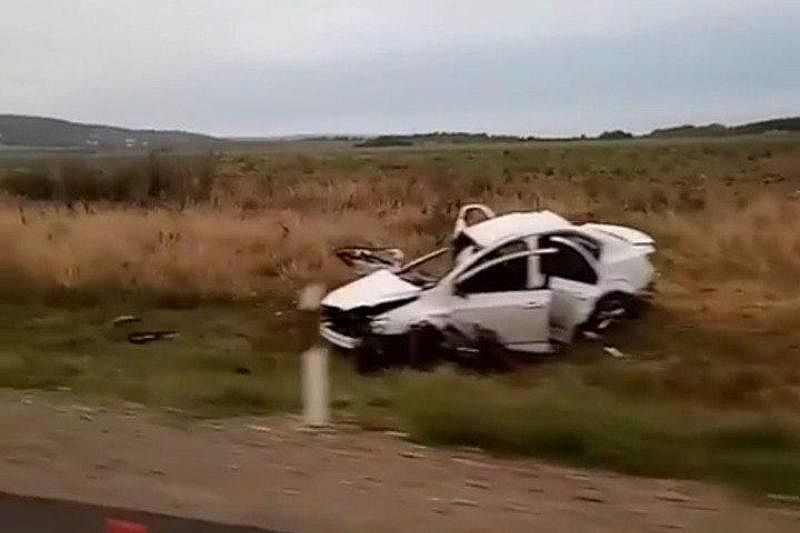 В Краснодарском крае в ДТП погиб водитель несколько раз перевернувшейся иномарки (видео)