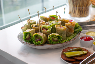 Мини-бургеры в лаваше: горячая мясная закуска к новогоднему столу