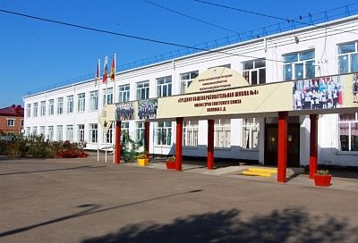 «Прямая линия» с губернатором: жители Тбилисского района просят отремонтировать школу