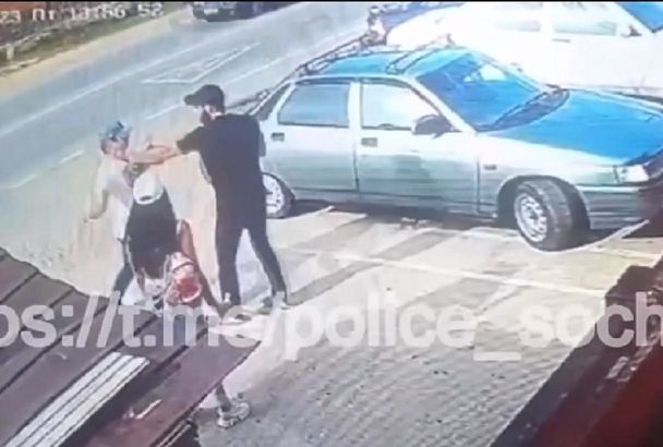 В Сочи приезжий из Тульской области ударил мужчину ножом возле кафе