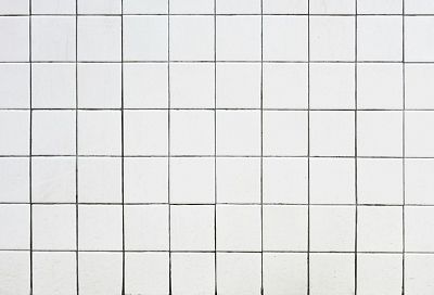 Протираю стену в ванной перекисью водорода и выглядит так, словно ремонт закончили только вчера. Проверенные способы отбелить потемневшие швы между плитками