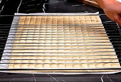 Слоеное тесто и решетка: через 20 минут на столе — 100 вкусных мини-пицц