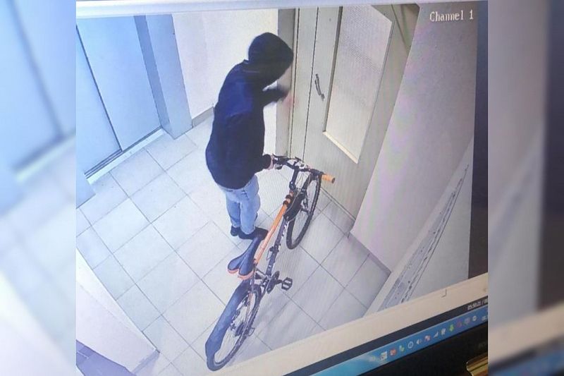 Пьяный молодой человек украл велосипед у соседки в многоквартирном доме