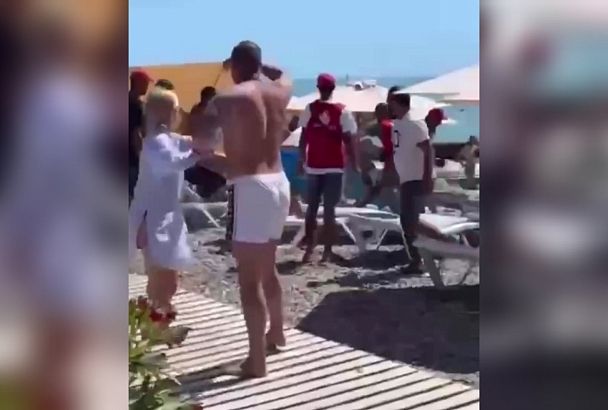Большинством голосов: власти Сочи приняли решение расторгнуть договор с арендатором пляжа, где избили туриста