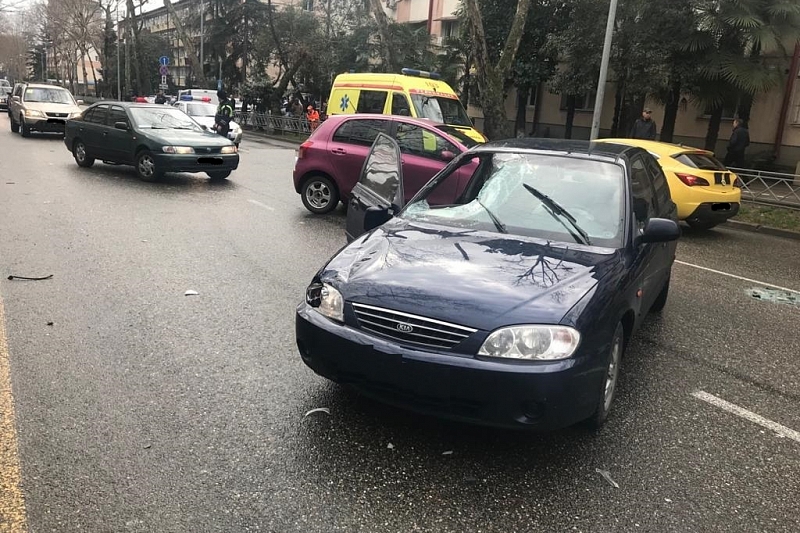 В Сочи 21-летний водитель иномарки насмерть сбил пешехода и устроил массовое ДТП