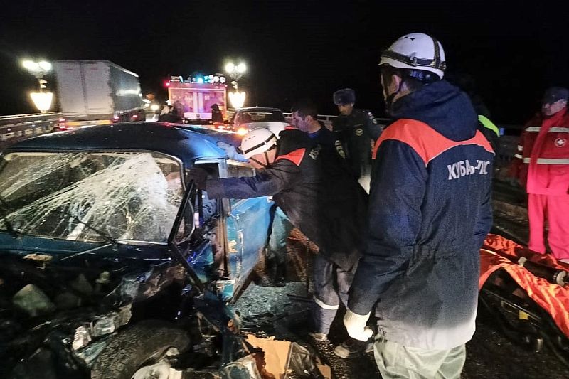В Сочи спасатели вытащили водителя из искореженного в ДТП автомобиля