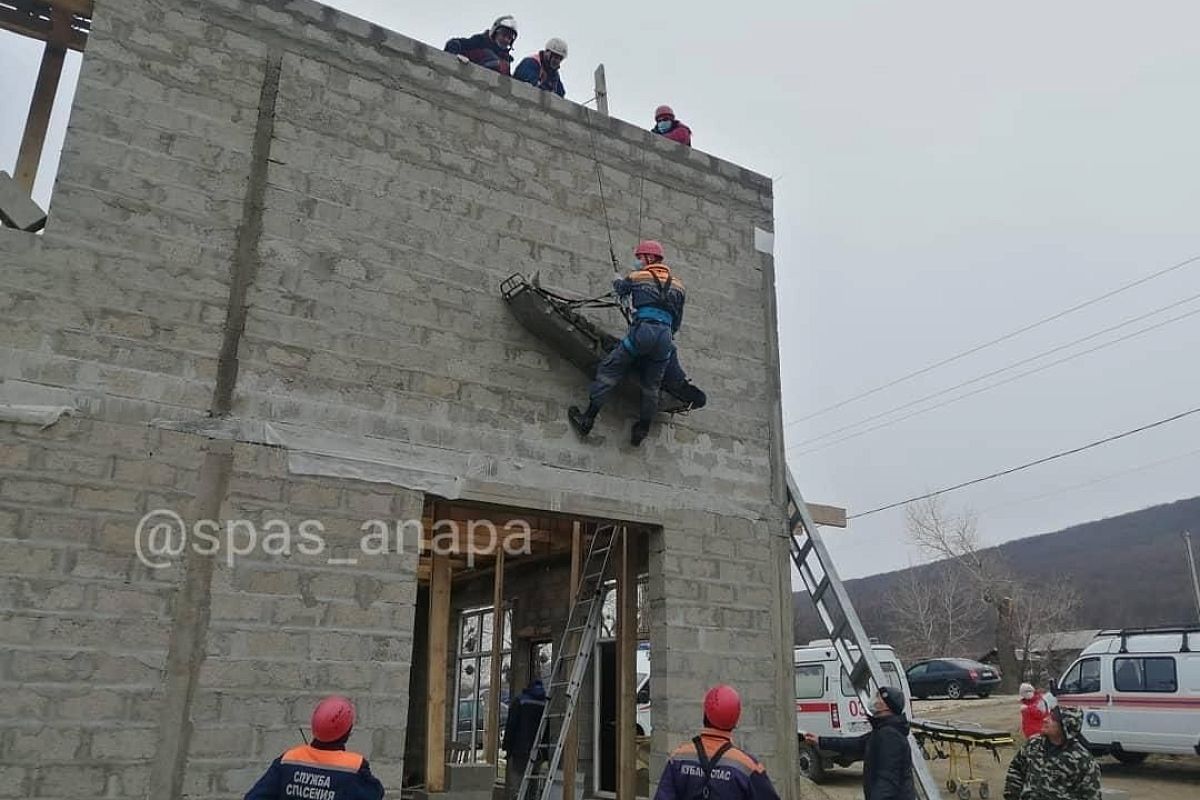 Спасатели эвакуировали с 7-метровой высоты мужчину, которому внезапно стало плохо